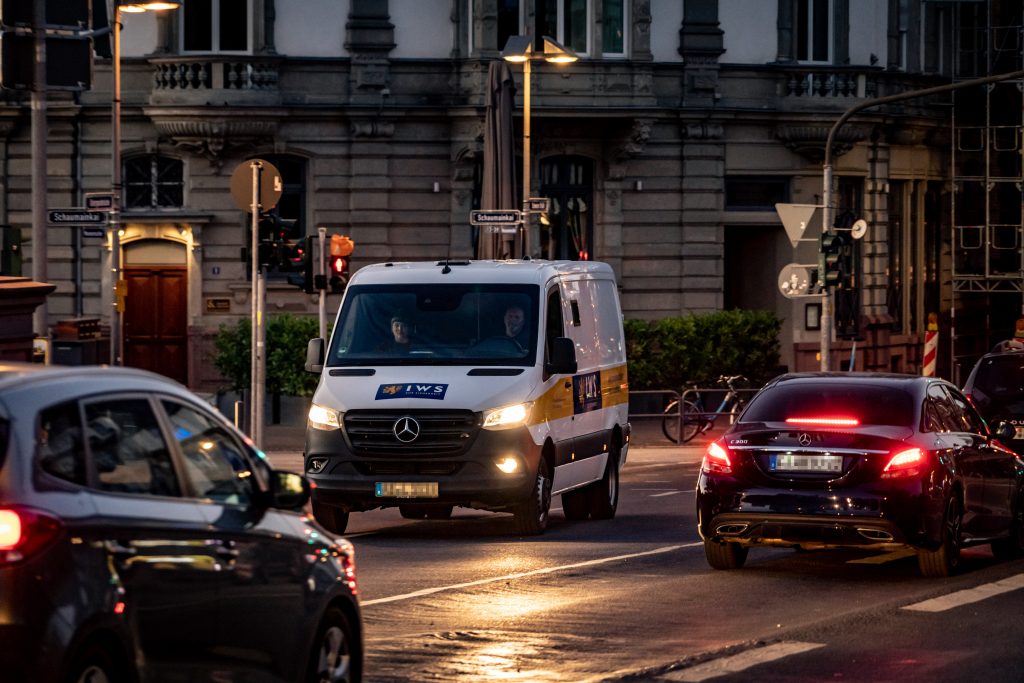 IWS-Geldtransporter im Stadtverkehr