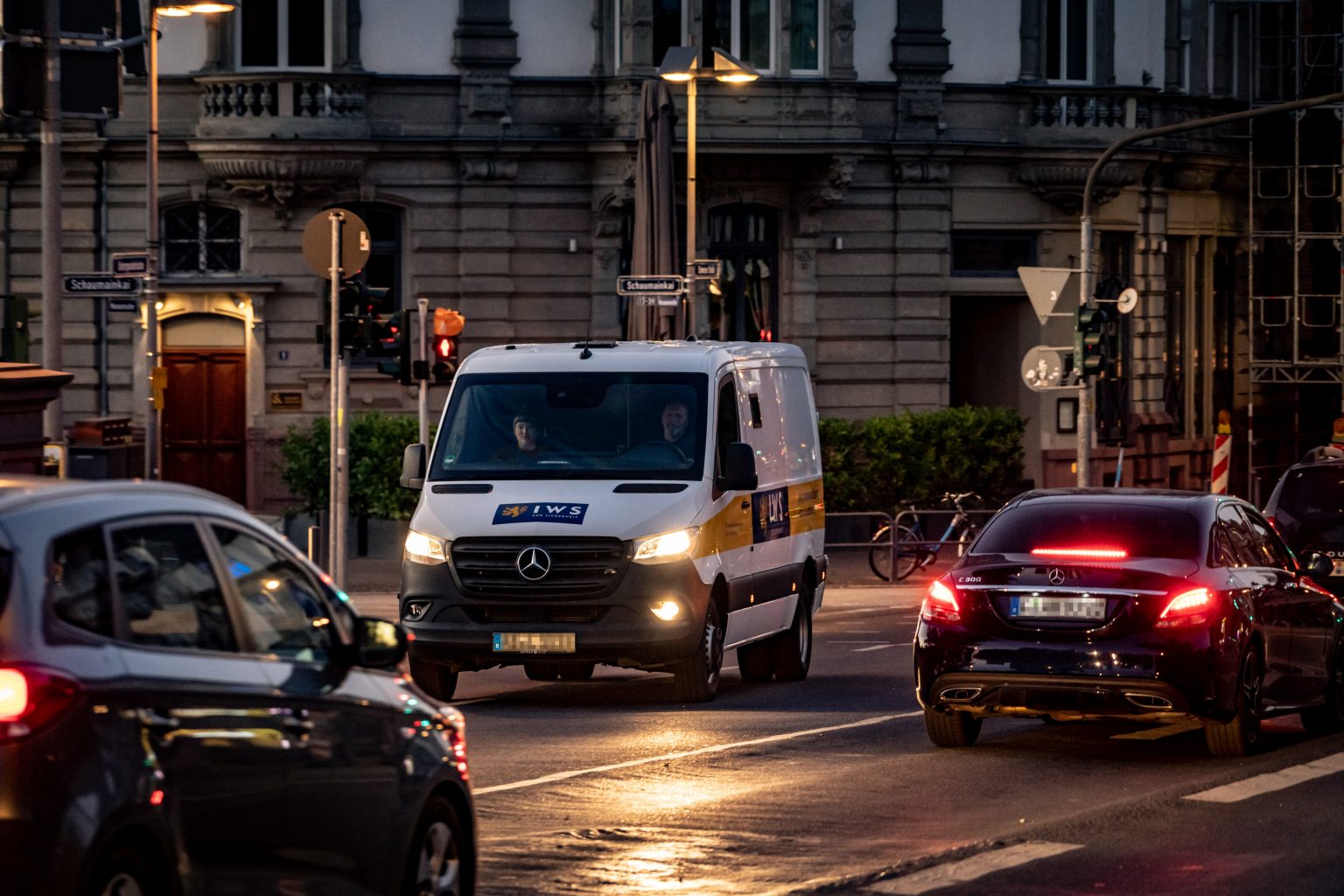 IWS-Geldtransporter im abendlichen Stadtverkehr