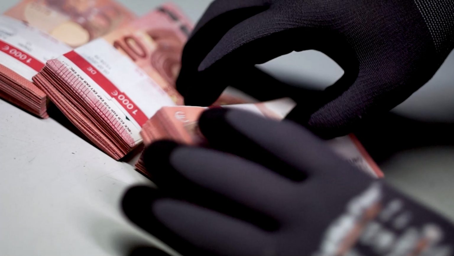 Bargeldbearbeitung mit Schutzhandschuhen