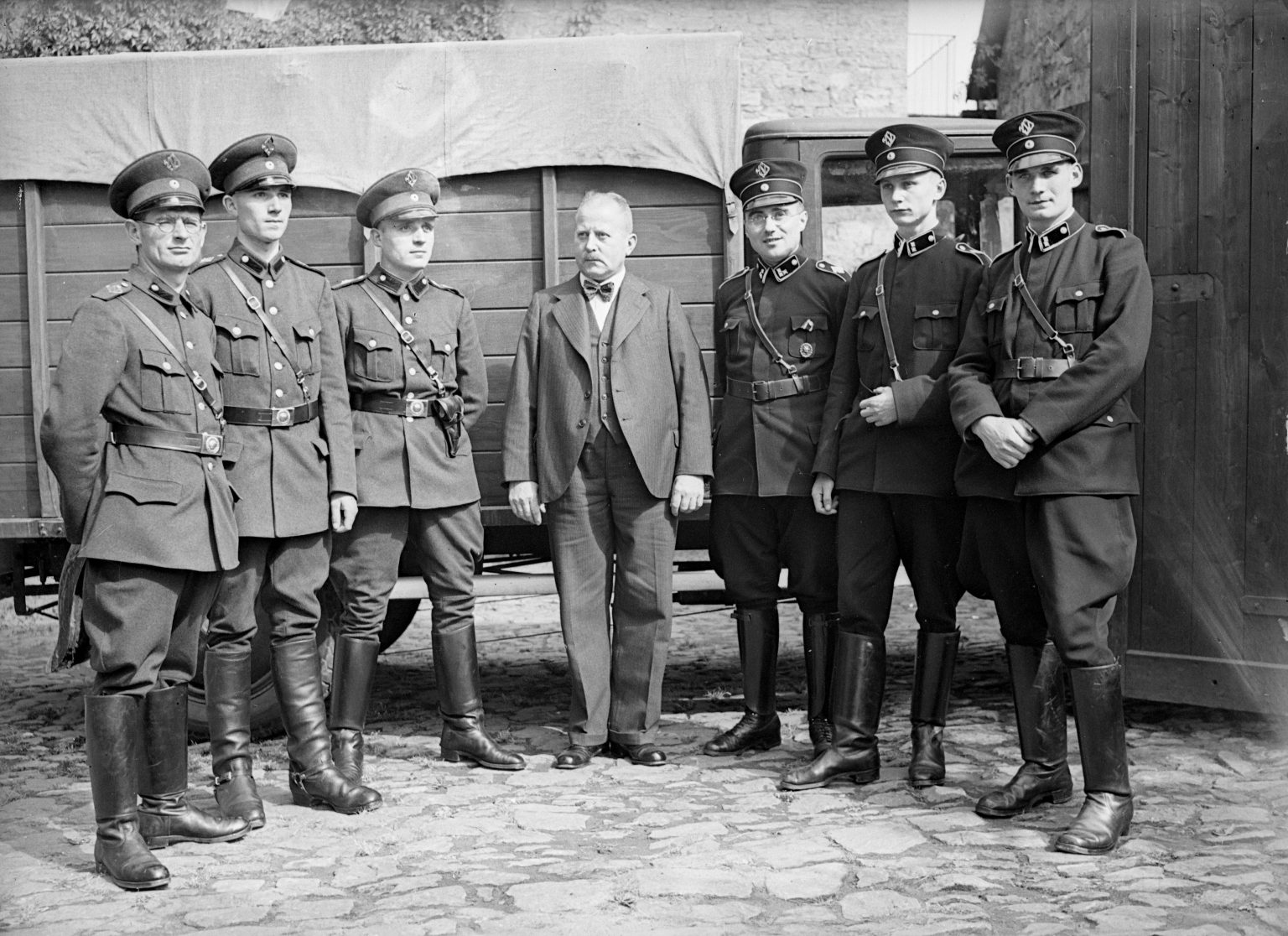 Historische Aufnahme einer Wachmannschaft in Uniform