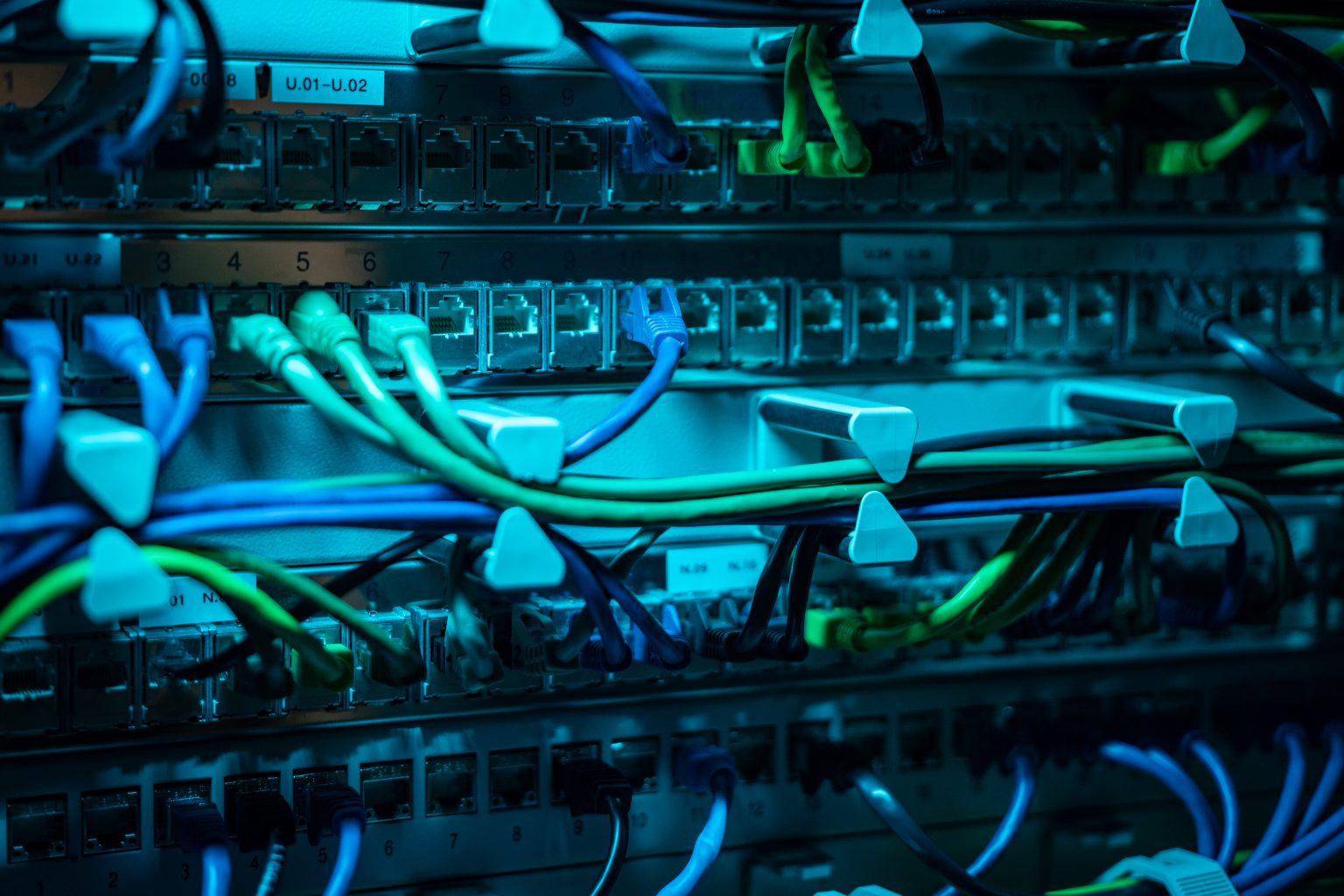 Netzwerktechnik mit verkabelten Switches im Serverraum
