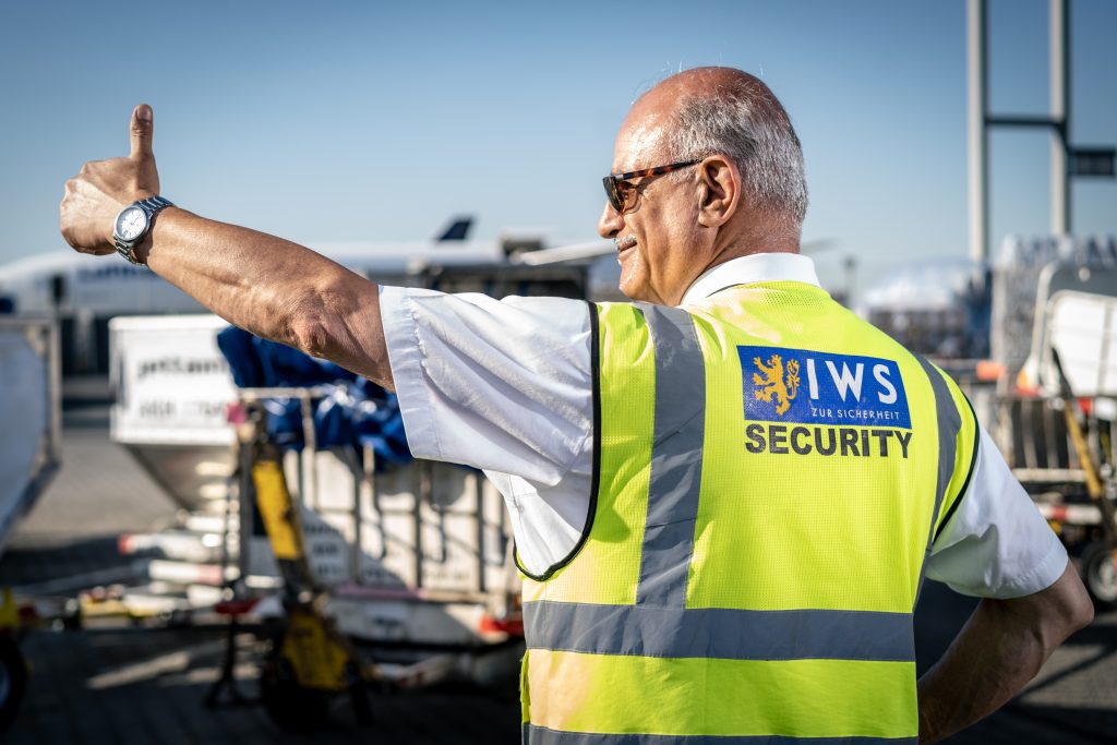 IWS-Sicherheitskraft auf dem Vorfeld am Flughafen Frankfurt