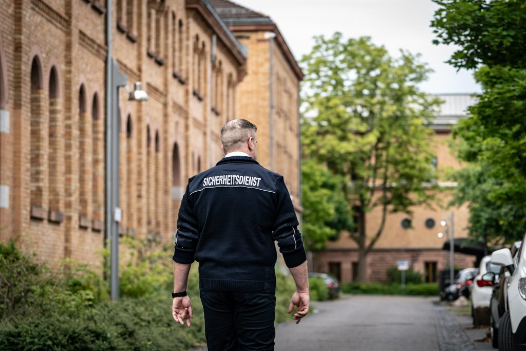 IWS-Sicherheitsmitarbeiter auf Kontrollgang über ein Werksgelände