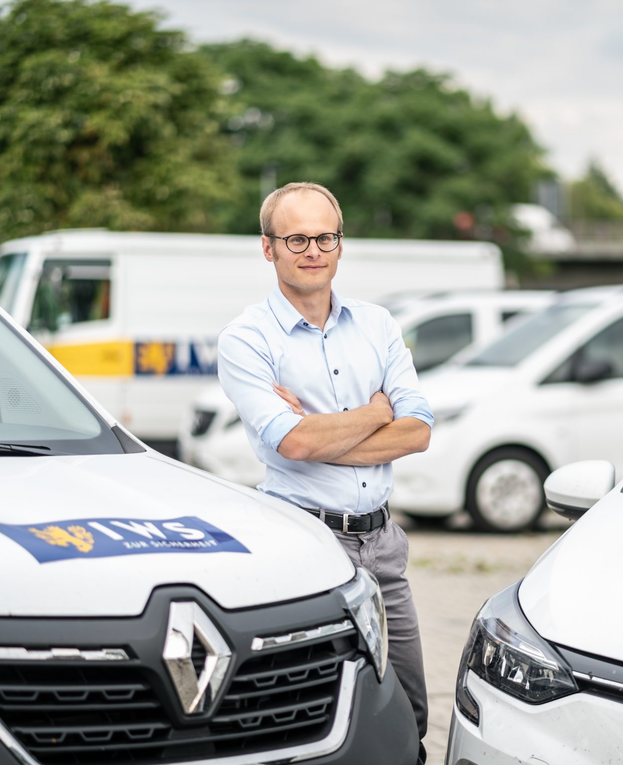 IWS-Mitarbeiter vor Fahrzeugen der IWS-Flotte