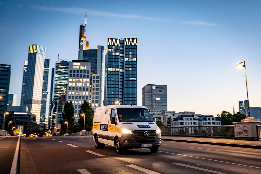 IWS-Geldtransporter vor der Frankfurter Skyline
