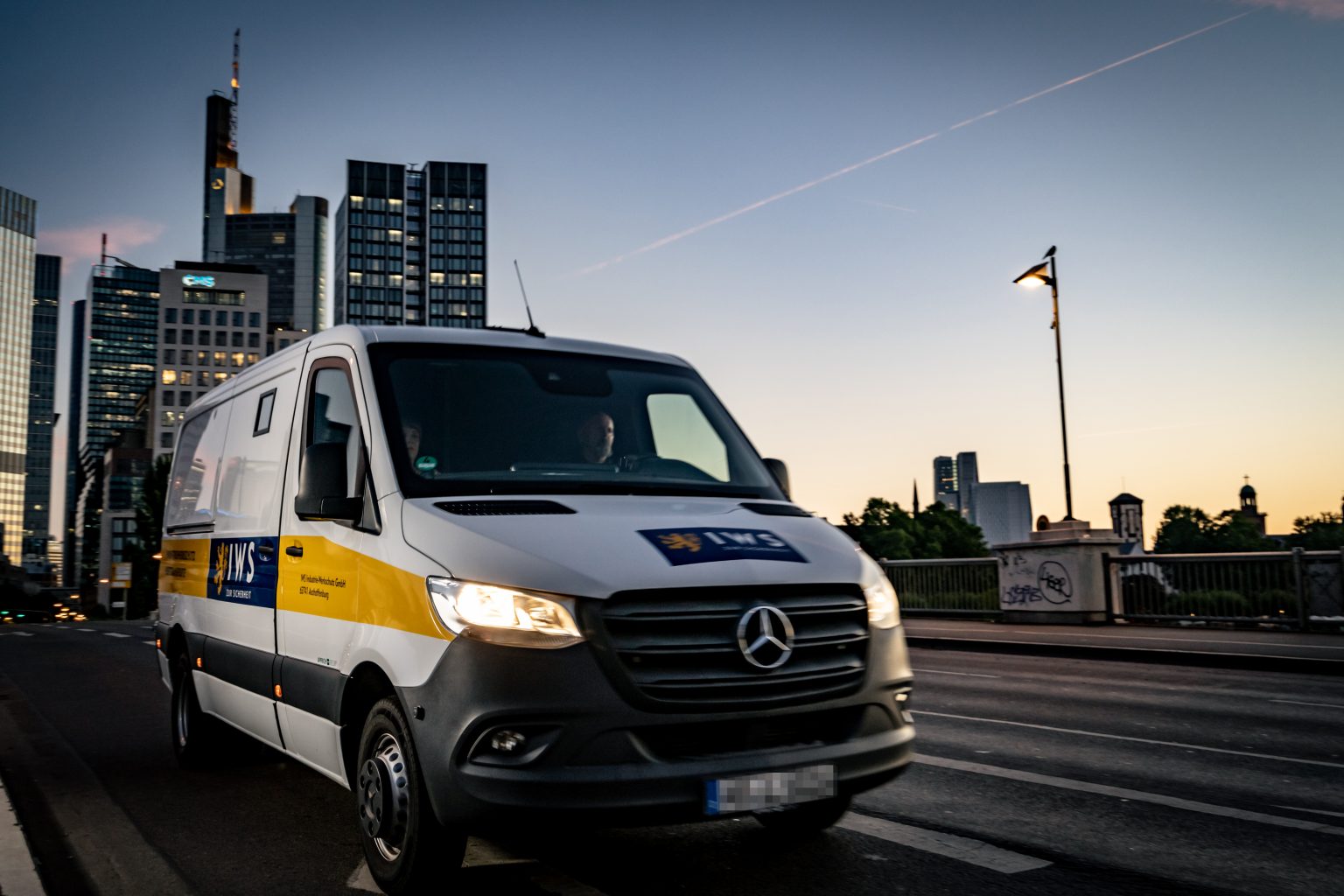 IWS-Geldtransporter vor der Frankfurter Skyline